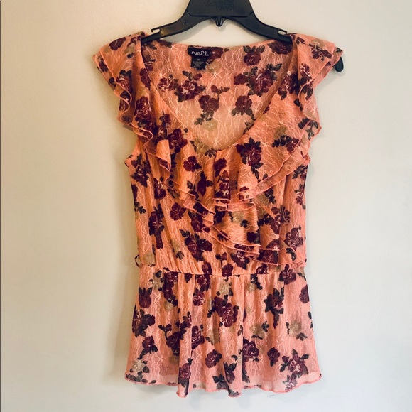 Tops - 💛5/$20💛 Floral Ruffle V-Neck Top 🌺🌸